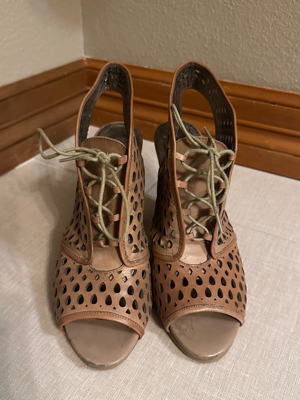 LOFT Perforated Cutout Lace Up Peep Toe Heels Women’s 9.5 Tan Brown
